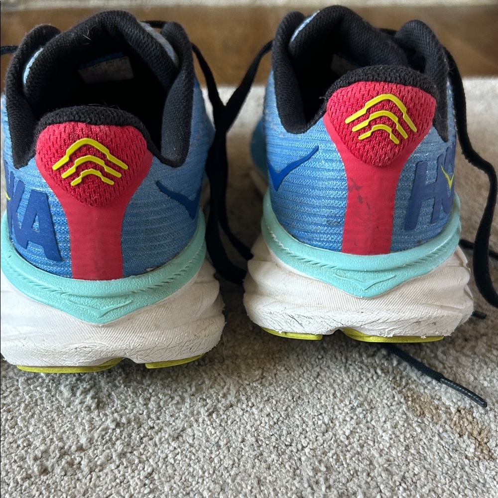 Boys Hoka Clifton Shoes size 3.5 - Picture 7 of 9
